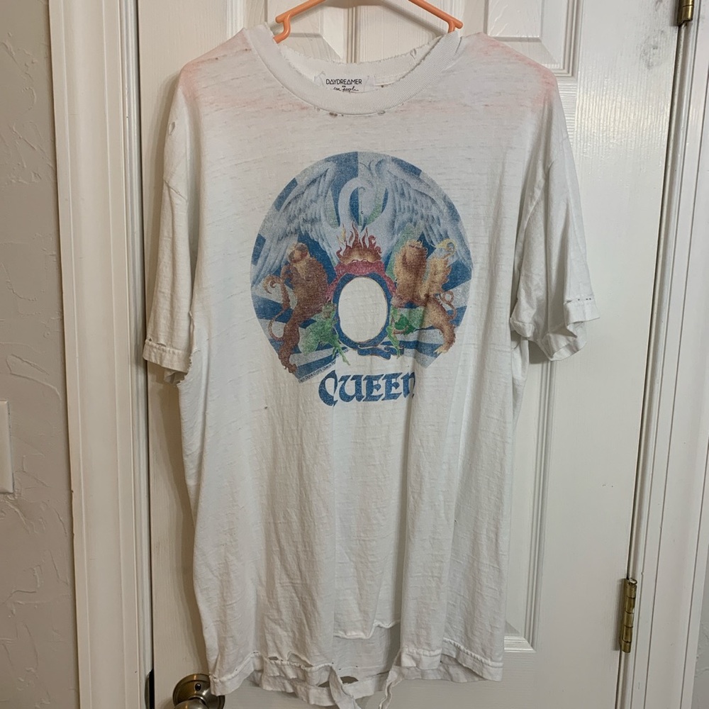 queen graphic tee
